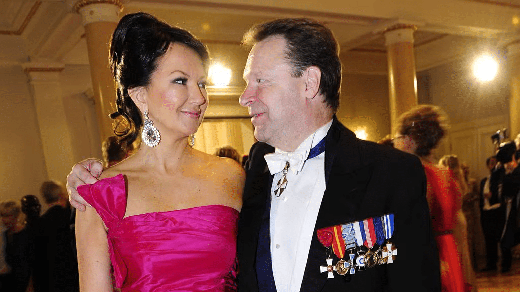 Ilkka Kanerva ja Elina Kiikko kihlautumisensa jälkeen