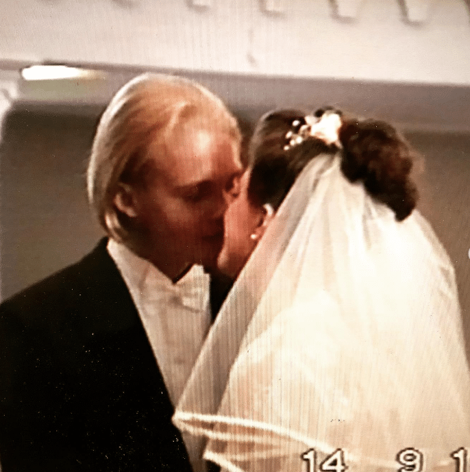 Juha ja Raija Tapio suutelevat häissään Ylistaron kirkossa vuonna 1996